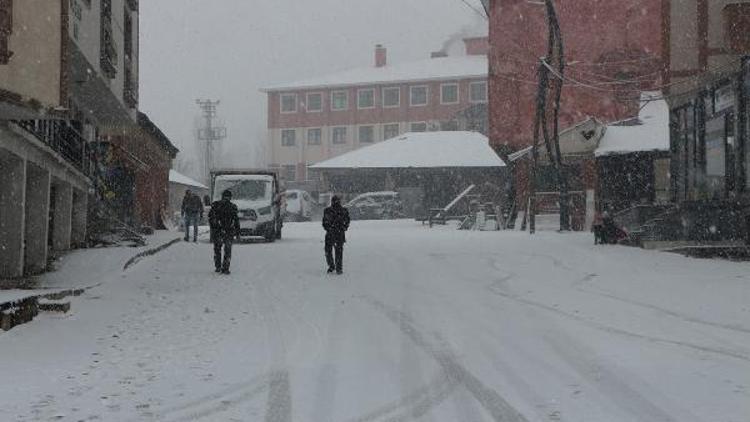 Karlıova’da ilçe merkezi beyaza büründü
