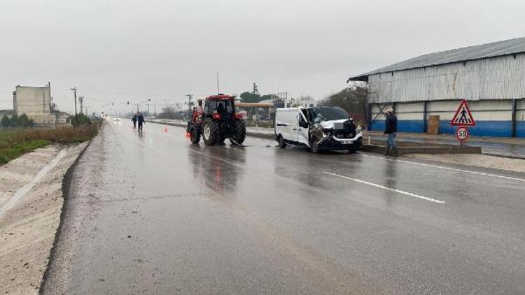 Balıkesirde kamyonet ile TIR çarpıştı: 1 yaralı