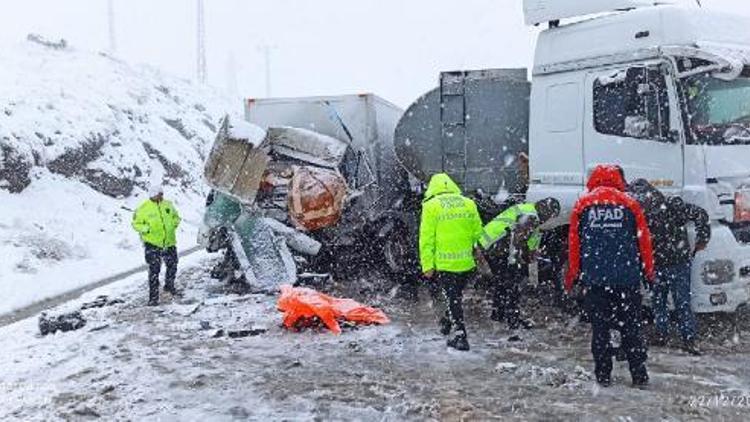 Bitliste feci kaza Yakıt tankeri, 2 kamyonetle çarpıştı