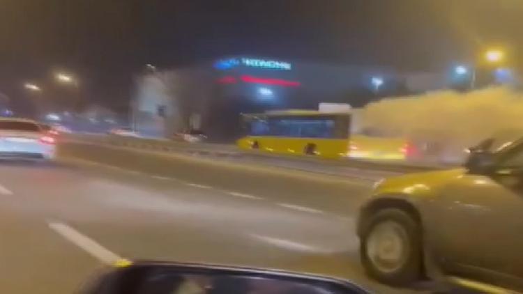 İstanbulda şaşkına çeviren görüntü: İETT otobüsü duman saçarak ilerledi
