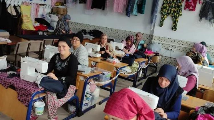 Gazzedeki kadın ve çocuklar için giysi diktiler