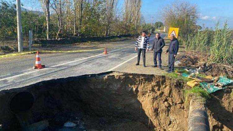 Başkan Kaplandan yağmurda çöken yolda inceleme