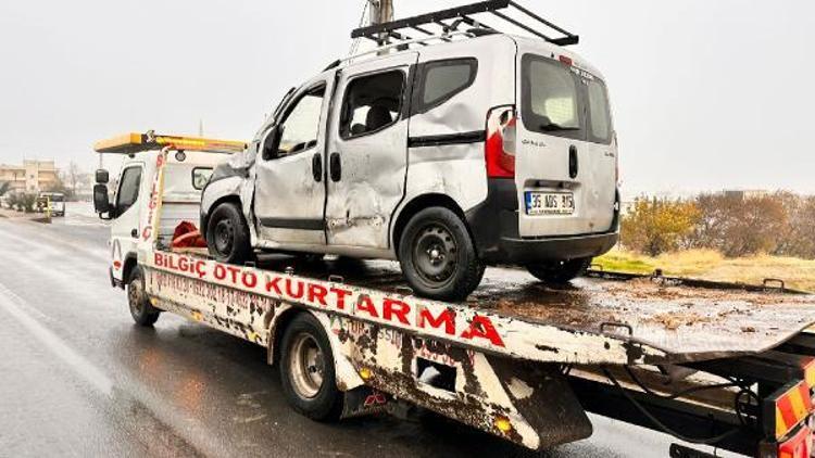 Nusaybin’de aydınlatma direğine çarpan hafif ticari aracın sürücüsü yaralandı