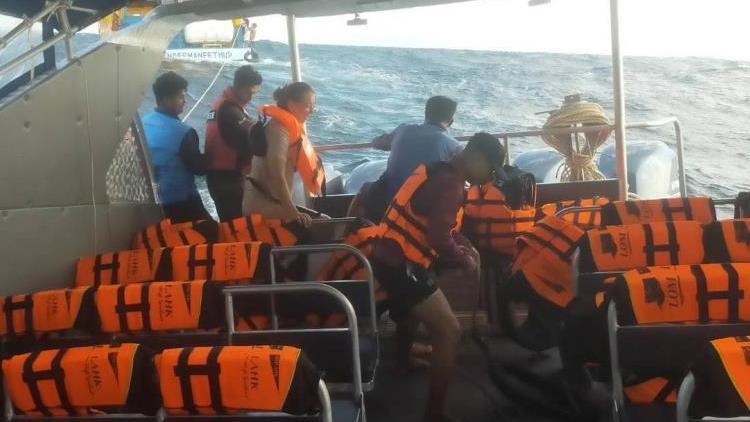 Taylandda inanılmaz anlar... Batan feribottaki 70 yolcu son anda kurtarıldı