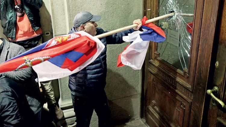 Belgrad’da muhalifler Meclis binasını bastı