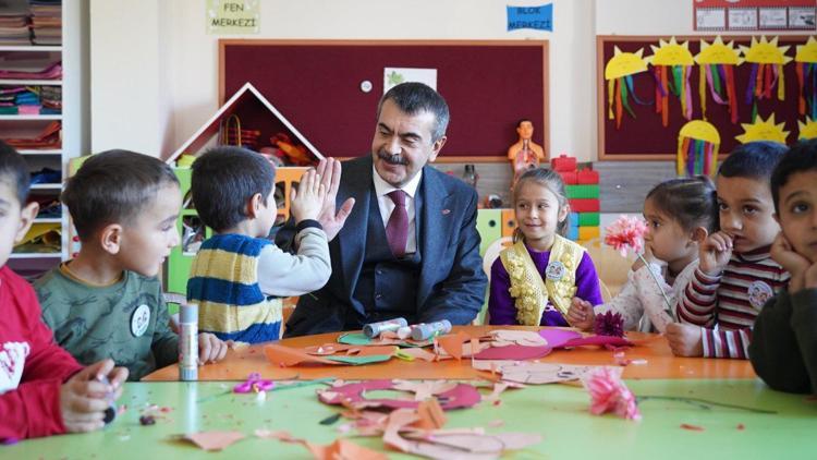 Bakan Tekin deprem bölgesinde öğrencilerle buluştu