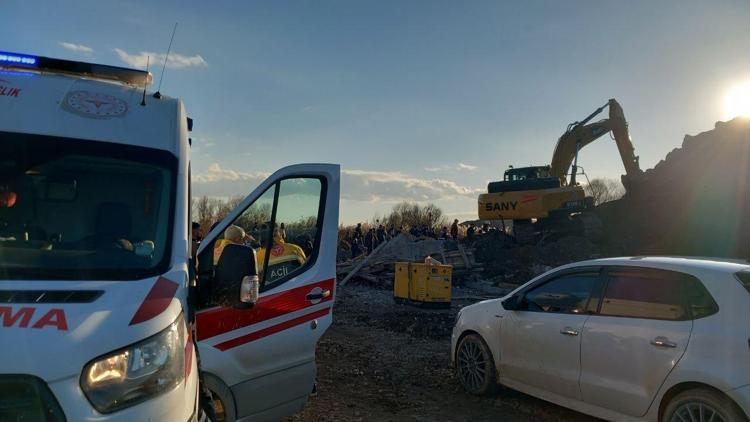 Diyarbakırda kum ocağı inşaatının istinat duvarı çöktü