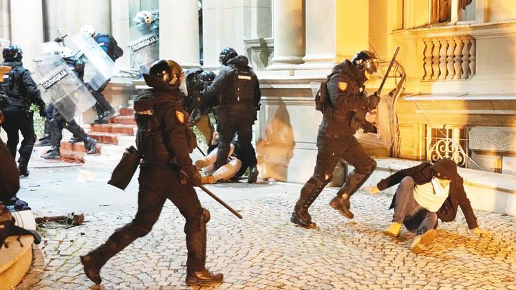 Belgrad neden karıştı... Sokaklar gergin polis teyakkuzda
