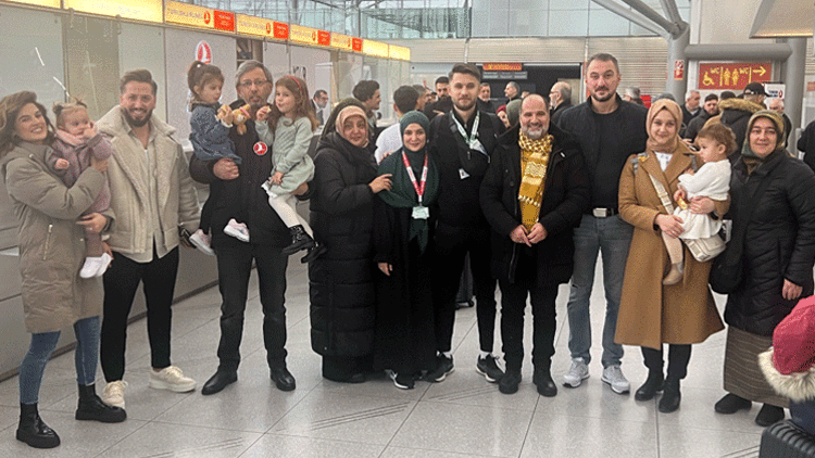 Umreciler Köln Havalimanı’nda ihramlarını giydi