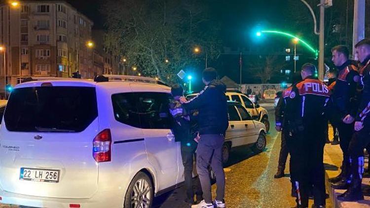 Dur ihbarına uymayan alkollü sürücü, aracıyla polis aracına çarptı