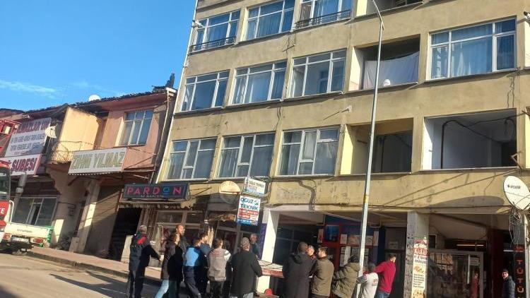 Sinopta intihar girişimi Belediye başkanı devreye girdi, yakalayarak aşağı indirdi