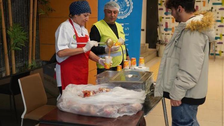 Menemen Belediyesinden öğrencilere sıcak çorba ikramı