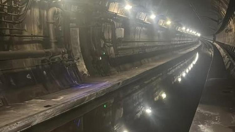 İngilterede kaos: Tüneli su bastı en az 20 tren seferi iptal edildi