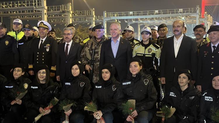 İstanbul Valisi Gülden denetim yapan polis ekiplerine ziyaret