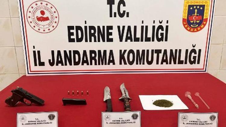 Üzerlerinde uyuşturucu ve silahla yakalanan 2 şüpheliye gözaltı