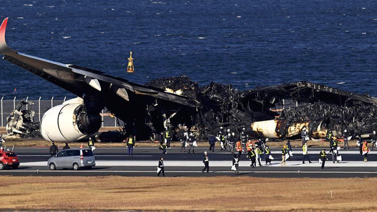 Japonyadaki uçak kazasında büyük skandal Piste giriş izni yokmuş...