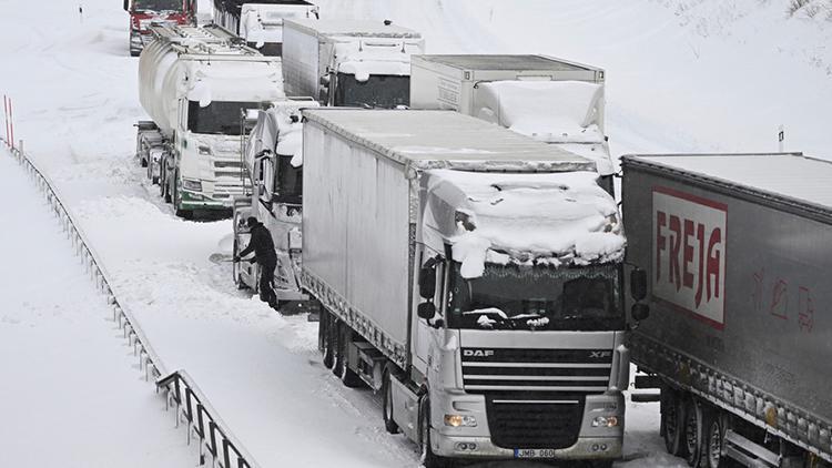 Yoğun kar yağışı İsveçte hayatı felç etti Bin araç yolda mahsur kaldı