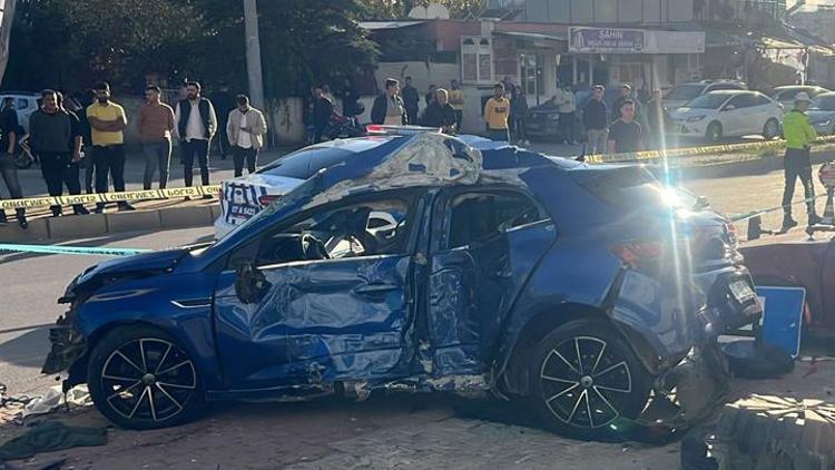 Antalyada otomobil, otobüs durağına daldı Korkunç kazada evli çift hayatını kaybetti