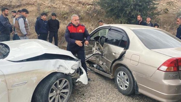 Adıyamanda otomobiller çarpıştı: 5 yaralı