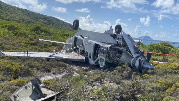 Küçük uçak iniş yaparken takla attı: 10 kişi yaralandı