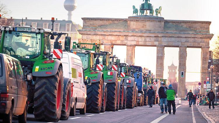 Öfkeli çiftçiler Almanya’yı kilitledi