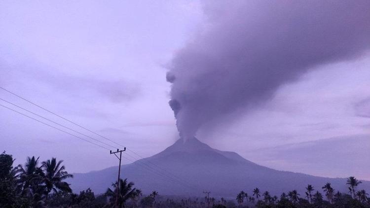 Endonezya’da yanardağ paniği Duman 2 kilometre yüksekliğe ulaştı