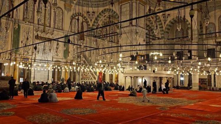 İstanbulda camilerde Regaip Kandili idrak edildi