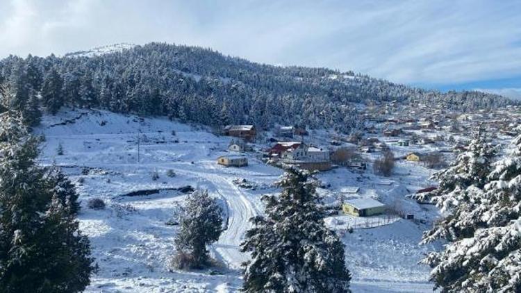 Toroslardaki kar manzarası hayran bıraktı