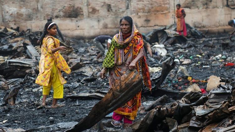 Bangladeş’te gecekondu mahallesi küle döndü