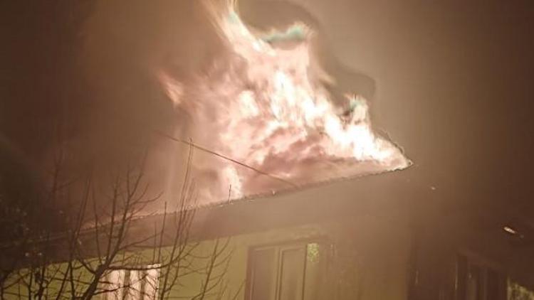 Bir ev alevlere teslim oldu: Çıkan yangında ev kullanılamaz hale geldi