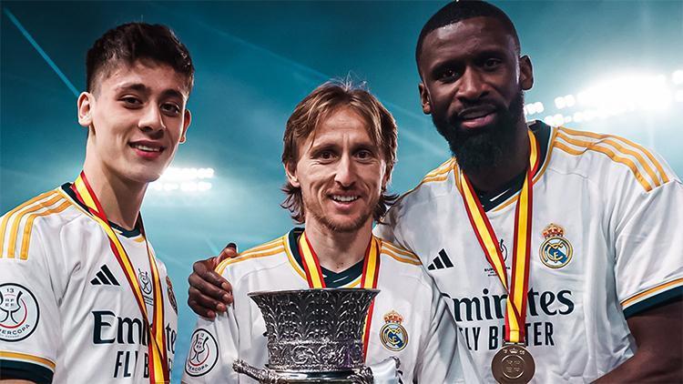 Arda Güler Real Madrid kariyerindeki ilk kupasını kazandı Seremonide büyük sevinç