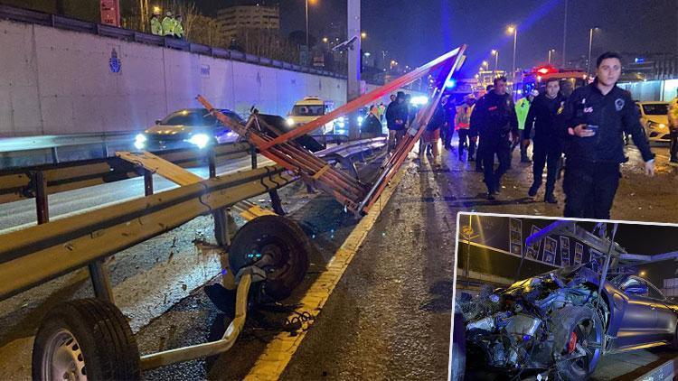 Zeytinburnu E-5 Karayolu’nda lüks otomobil yol bakım aracına çarptı: 5 yaralı