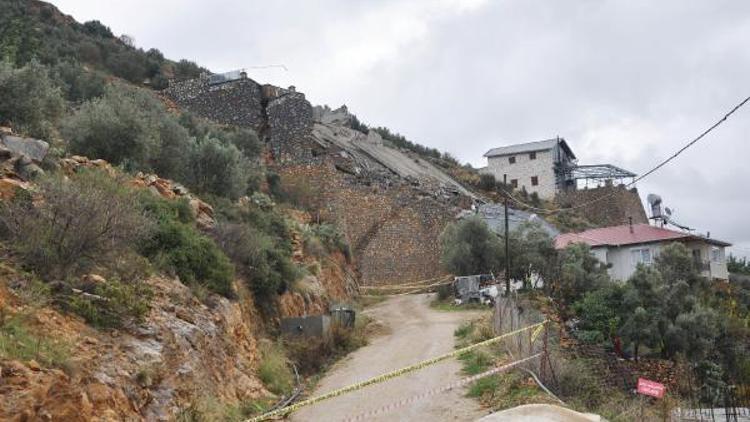 İstinat duvarı yıkılan arazide 3 katlı inşaat çöktü