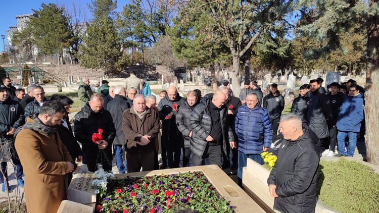 İlhan Cavcav ölümünün 7. senesinde kabri başında anıldı