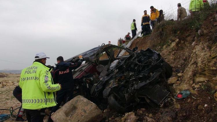 Feci kaza: 2 kişi öldü Otomobil kullanılamaz hale geldi