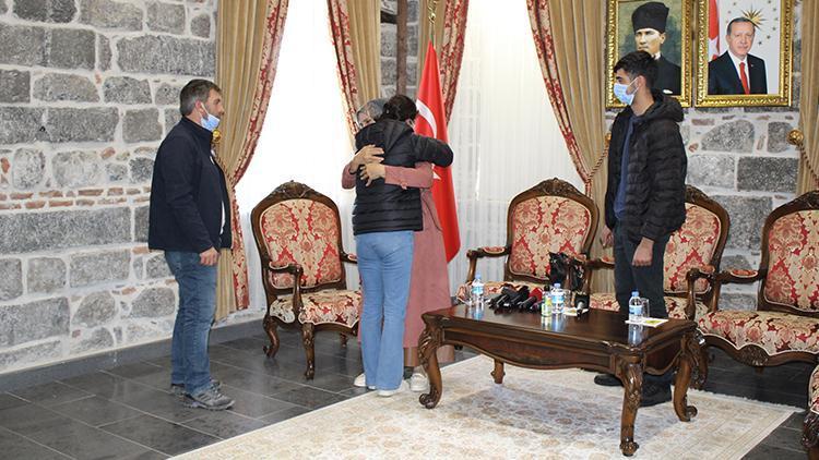 Diyarbakırda evlat nöbetindeki bir anne daha çocuğuna kavuştu