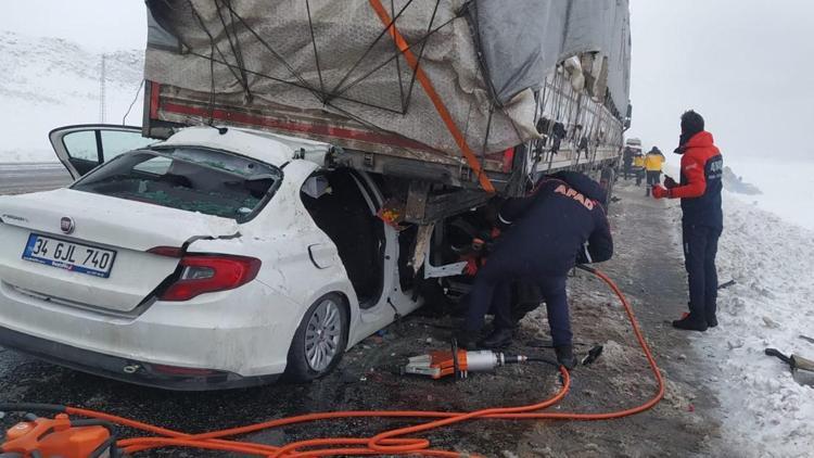 Otomobil TIRa arkadan çarptı Feci kazada 2 kişi hayatını kaybetti