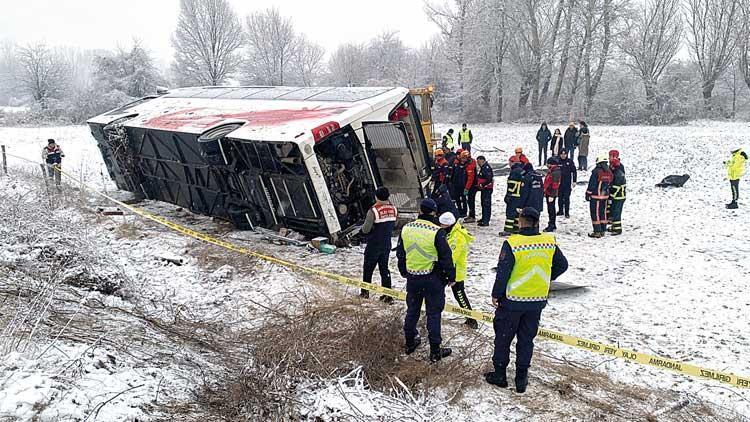 Yine yolcu otobüsü yine kaza: 6 ölü 33 yaralı