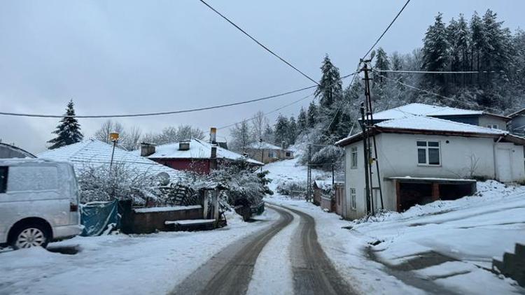 Bartında yoğun kar yağışı: Kar kalınlığı 50 santimetreyi buldu... 35 köy yolu kardan kapandı