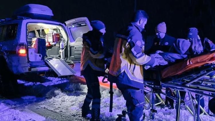 Kar kalınlığı 50 santime ulaştı, 72 yaşındaki hastanın yardımına paletli ambulans yetişti