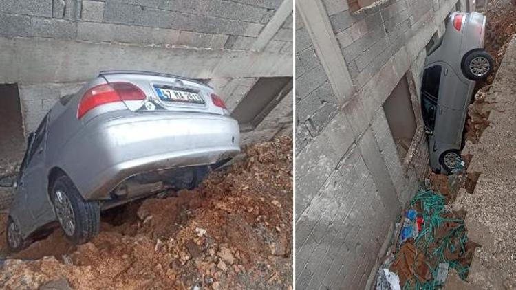 Sürücüsünün kontrolünü yitirdiği otomobil, istinat duvarı ile inşaatın arasına düştü