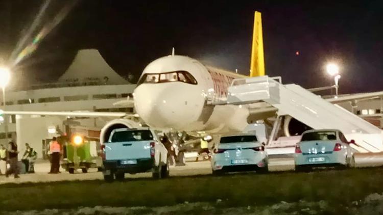 Son dakika haberi Sabiha Gökçen-Riyad seferini yapan uçak Antalyaya acil iniş yaptı