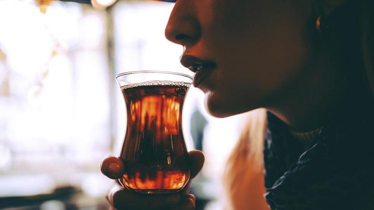 Tiryakileri sevindirecek araştırma: Çay içmek yaşlanmayı yavaşlatıyor... Günde kaç bardak tüketilmeli? Siyah çay diğerlerinden bir adım önde ama demlenme süresine dikkat! 