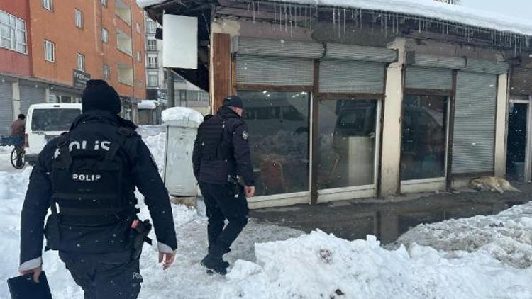 Yüksekova polisi metruk binalarda arama yaptı