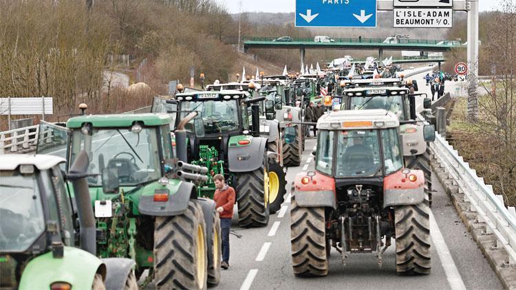 Traktörlerle Paris’i kuşattılar: Avrupa’da çiftçi ayaklanması