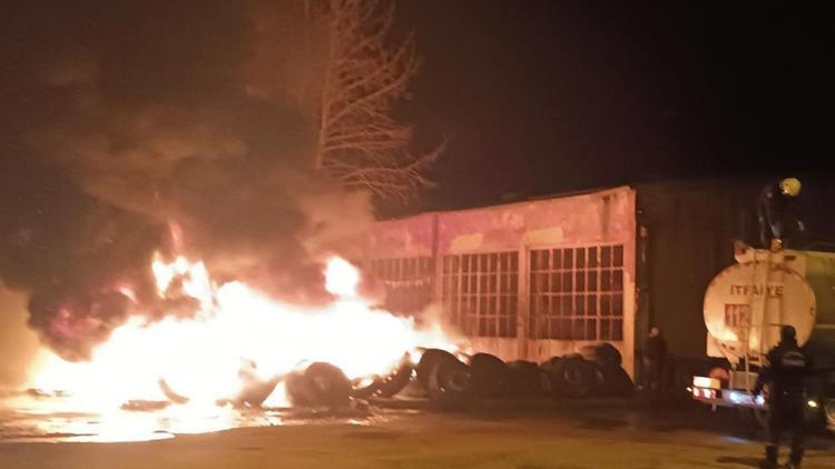 Adana’da korkutan yangın Lastik dükkanı alev alev yandı
