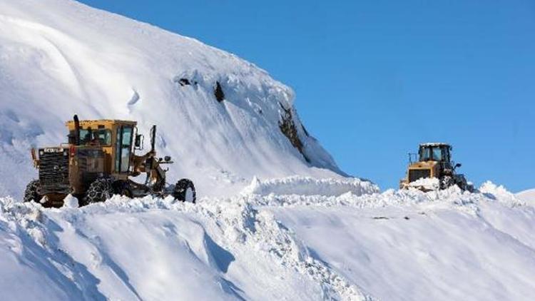 Muşta kar yağışında kapanan yollar 5 gün süren çalışma sonrası ulaşıma açıldı