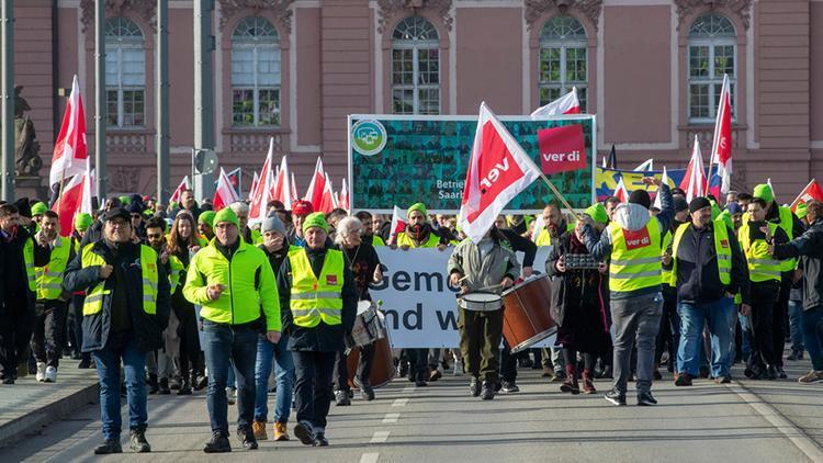 Almanyada grev dalgası: 90 bin çalışan iş bıraktı