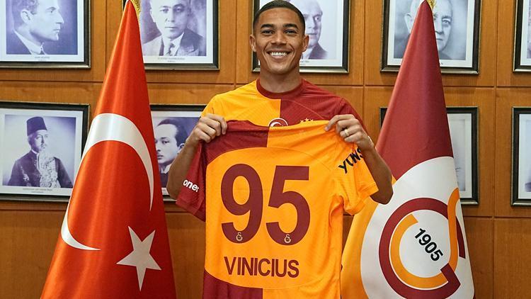 Galatasarayın yeni transferi Carlos Vinicius, gol atmaktan çok fazlasını yapıyor