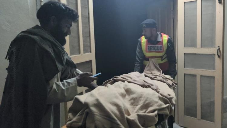 Pakistan’da karakola silahlı ve bombalı saldırı